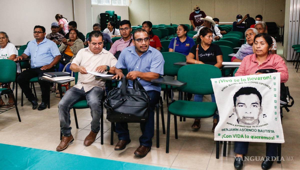 $!CHILPANCINGO, GUERRERO. 23 AGOSTO 2024.- En una reunión a puerta cerrada, madres y padres de los 43 solicitaron al Poder Judicial de Guerrero que haya un deslinde público de las autoridades que en 2014 encabezó la ex magistrada Lambertina Galeana Marín, ya que la desaparición de los videos captados la noche del 26 de septiembre constituye un acto de encubrimiento que impidió saber el destino la mitad de los estudiantes desaparecidos. Los padres de los 43 sostuvieron una reunión con el presidente del Tribunal Superior de Justicia (TSJ), Raymundo Casarrubias Vázquez, y el subsecretario de Asuntos Políticos del Gobierno de Guerrero, Francisco Rodríguez Cisneros, por espacio de dos horas.