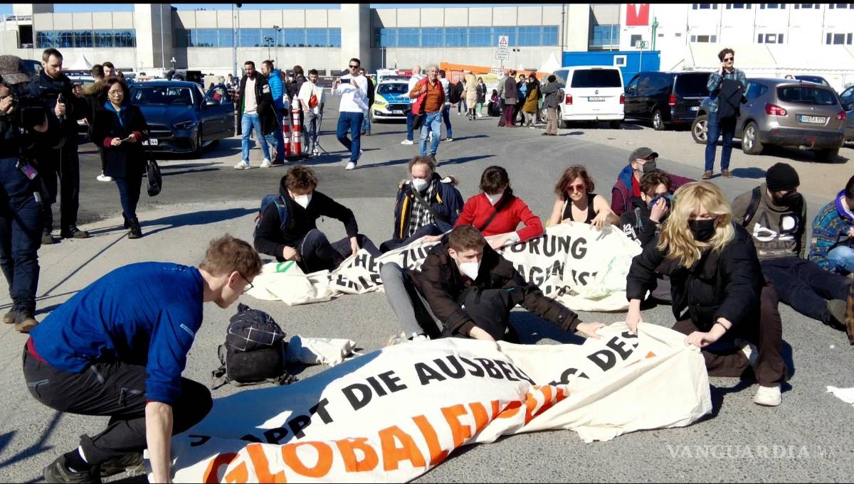 $!Por su parte, grupos ambientalistas se manifiestan durante su inauguración