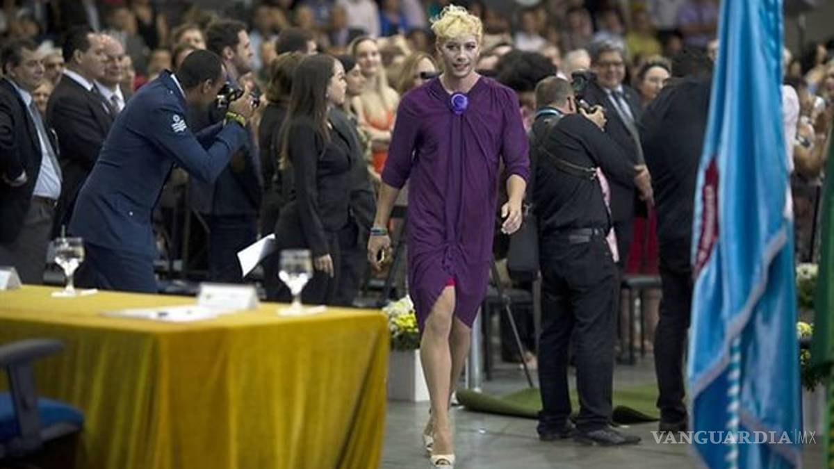 Estudiante brasileño se gradúa con vestido y tacones como protesta contra la homofobia que sufrió