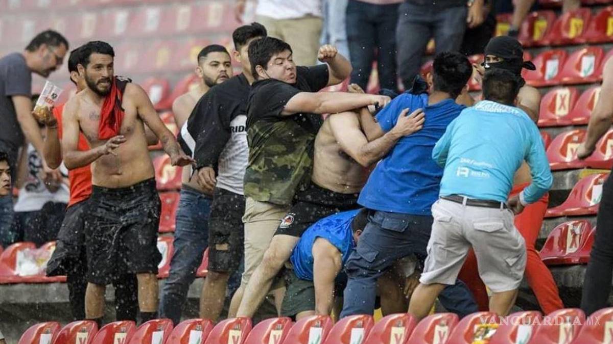 Detienen a 3 policías y un elemento de PC por riña en partido en Querétaro