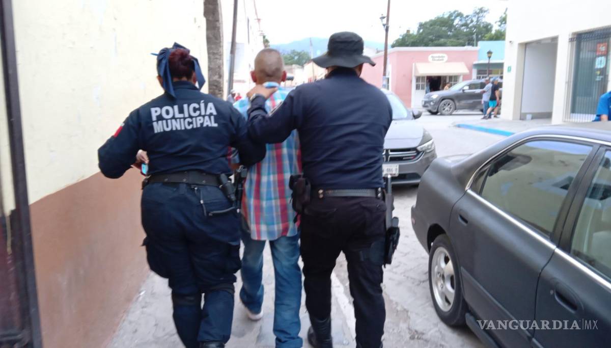 $!Oficiales realizaron el traslado del detenido a las celdas municipales tras su aseguramiento.