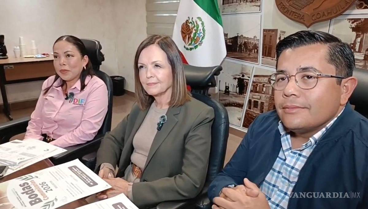 $!Karen Cadena, presidenta del DIF municipal, la alcaldesa Sara Irma Pérez y Daniel López Gaytán, secretario del Ayuntamiento.