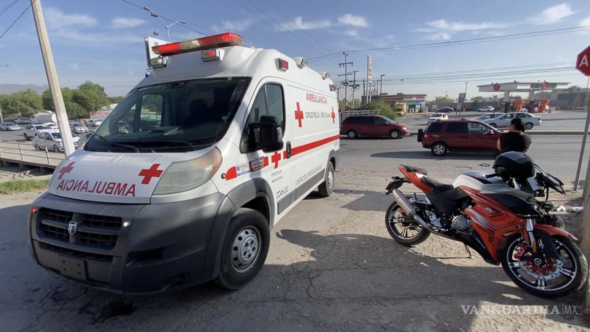 Taxista derriba de moto a dos jóvenes en bulevar de Saltillo