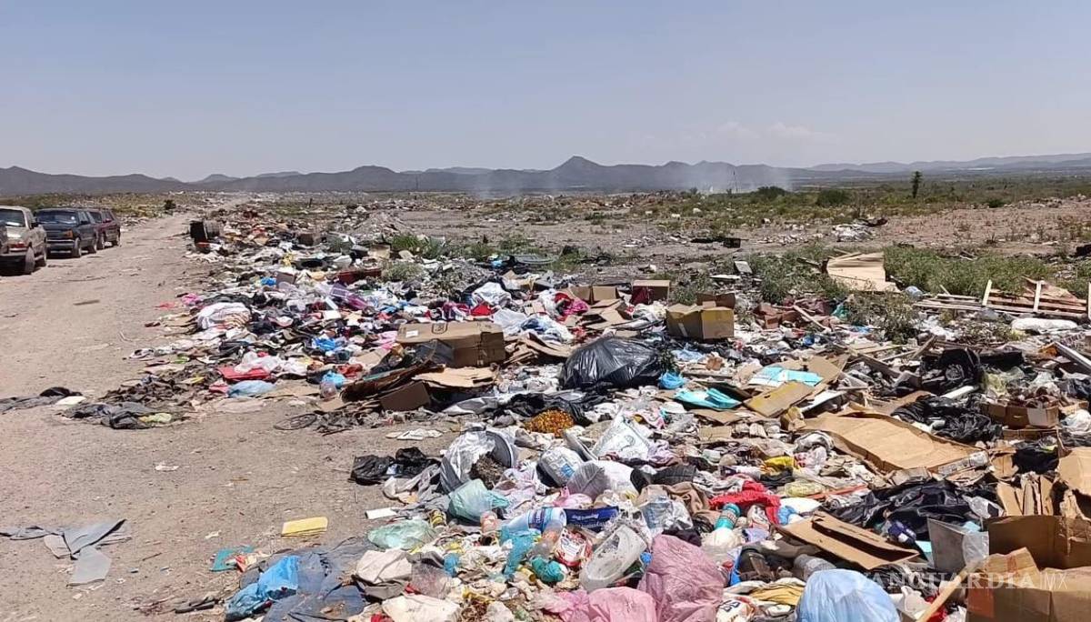 $!Los pepenadores señalaron que parte de la basura queda regada sobre la carretera Parras-Viesca durante su traslado.
