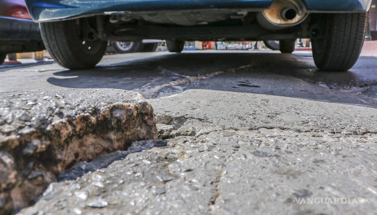 $!El tormento de circular entre parches y baches en el Centro de Saltillo