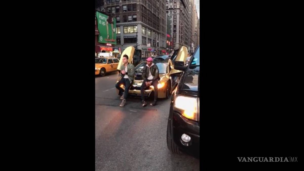 Por detener el tráfico con su auto lujoso, le rompen el parabrisas