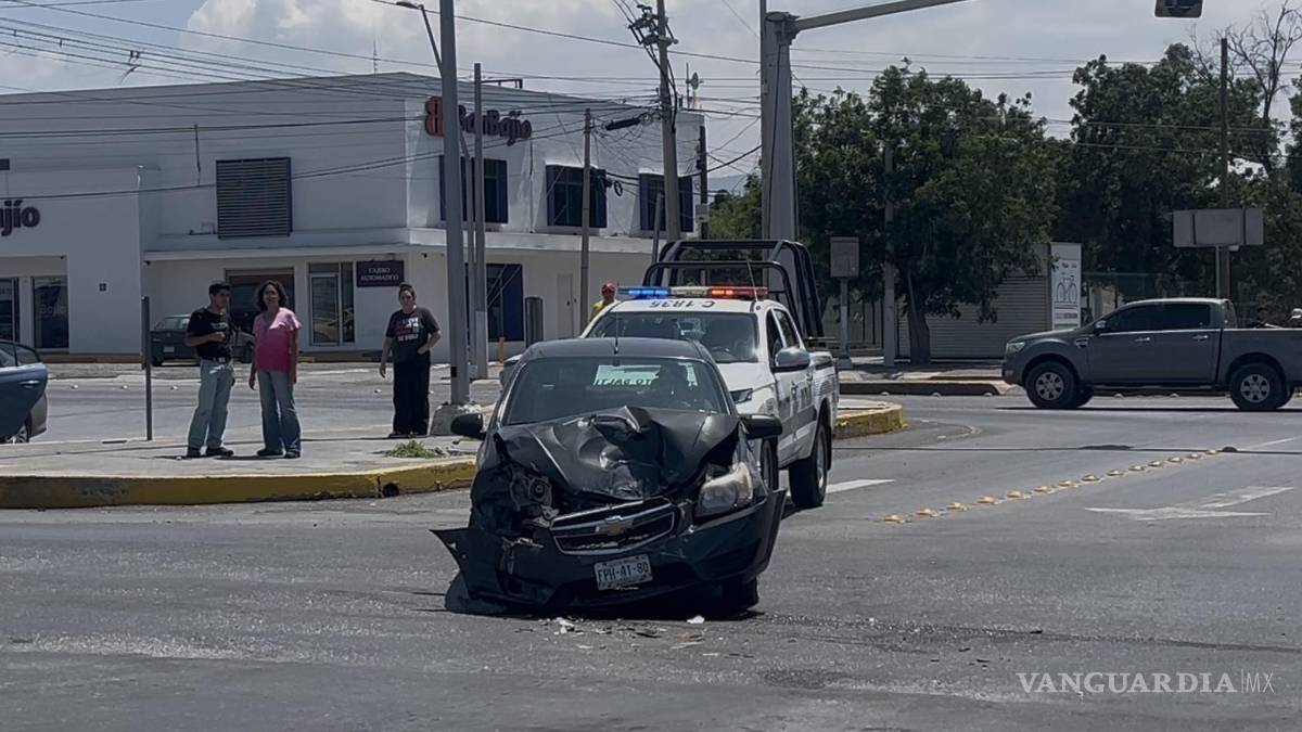 Chocan en el Distribuidor Vial El Sarape; ambos alegan avanzar en luz verde