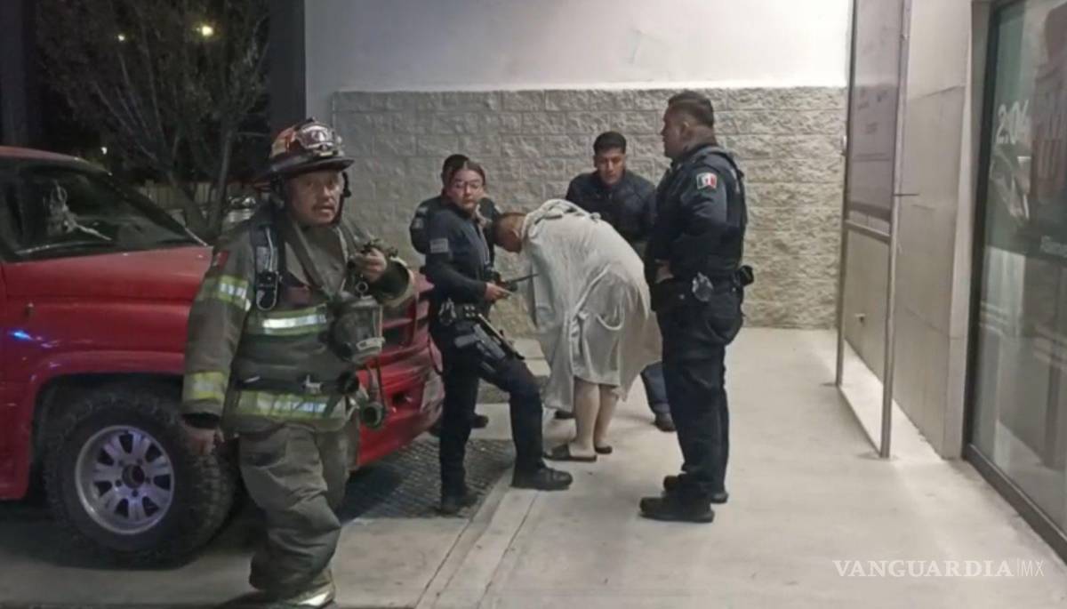 $!Paramédicos trasladan al hombre lesionado a un hospital privado.