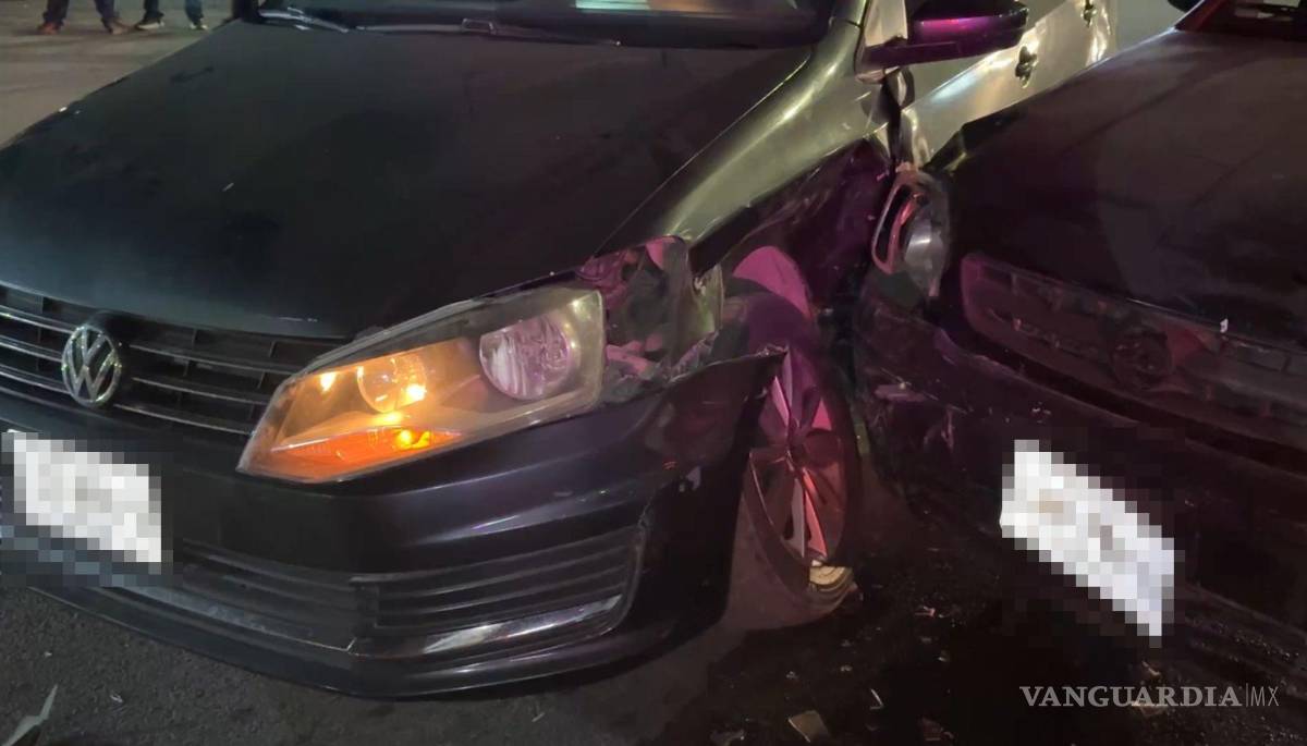 $!Las dos unidades involucradas quedaron sobre la vialidad tras el impacto, luego de que uno de los conductores invadiera el carril contrario al intentar dar vuelta en la zona.