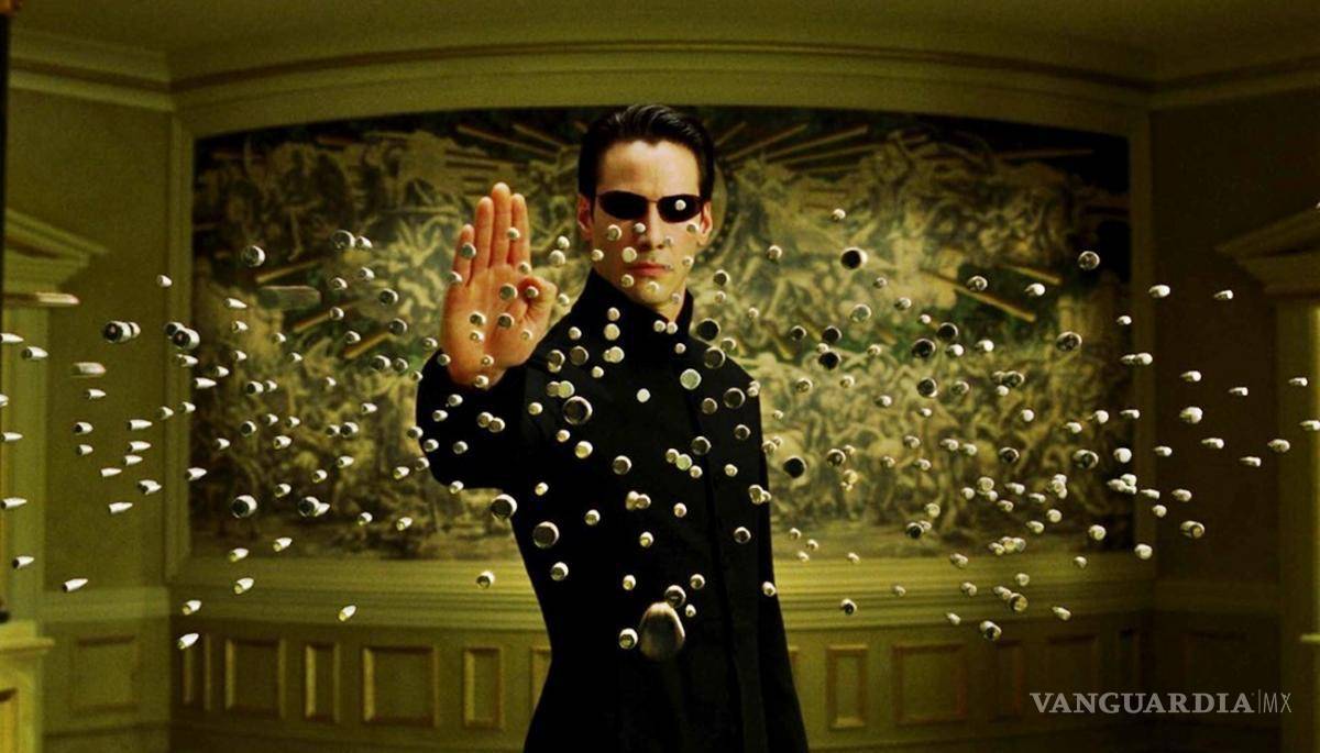 $!En un avance vemos a Neo mirándose en un espejo, sin embargo, el hombre que lo mira no es Neo en absoluto, lo que sugiere que la última versión del salvador de la humanidad.