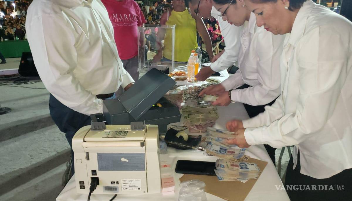 $!Durante el evento, el notario certificó los montos recaudados ante la presencia de los asistentes.