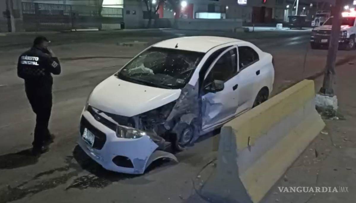 $!El conductor abandonó la unidad tras el accidente y huyó hacia la colonia Omega.