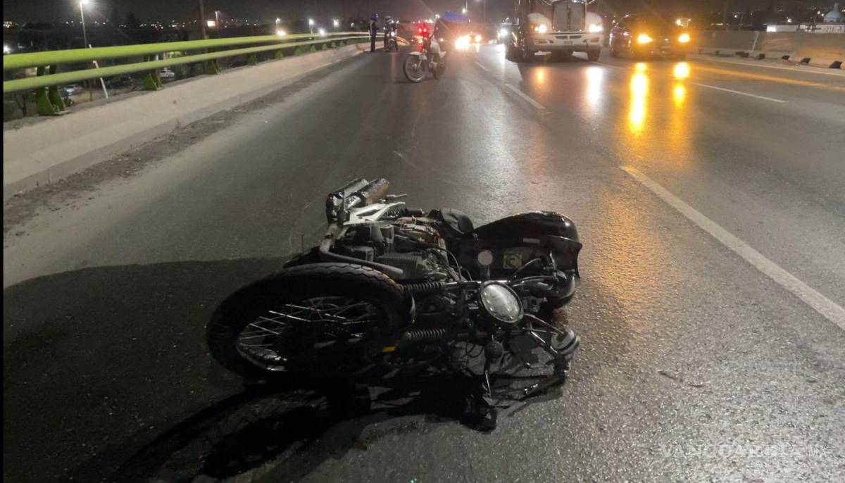 $!La motocicleta quedó sobre la carpeta asfáltica del bulevar Fundadores luego de ser proyectada varios metros.