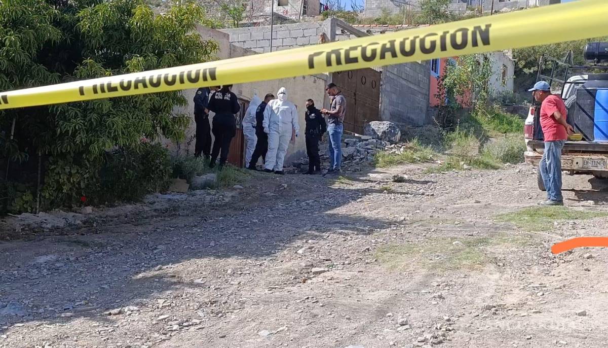 $!El cuerpo fue trasladado al Servicio Médico Forense para la práctica de la necropsia de ley, procedimiento con el que se determinará la causa del fallecimiento del hombre que vivía solo.