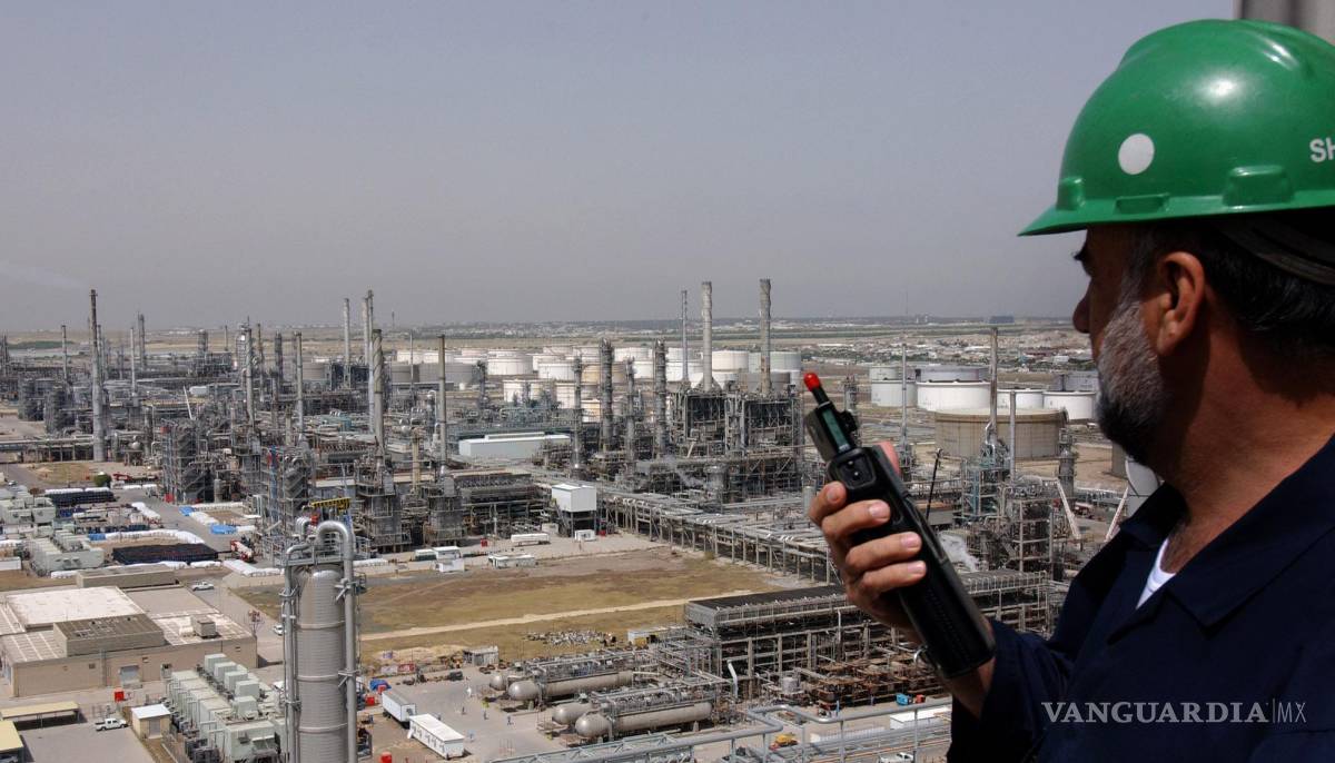 $!La Refinería Mina Abdulah al sur de Ciudad Kuwait en abril del 2005.