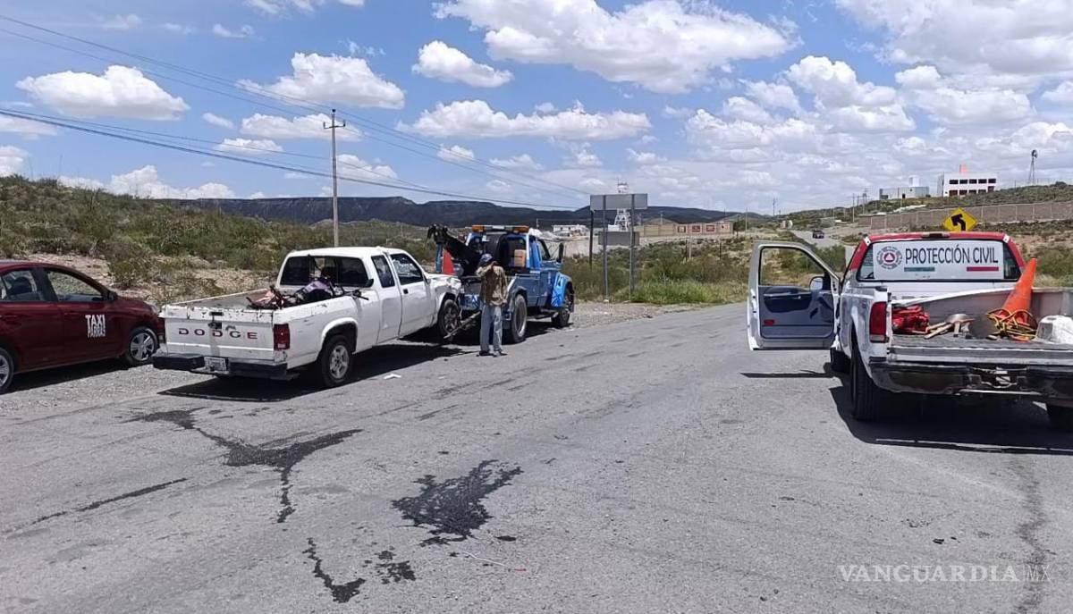 $!La motocicleta y la camioneta involucradas quedaron a disposición de las autoridades mientras se determina la responsabilidad en el accidente.