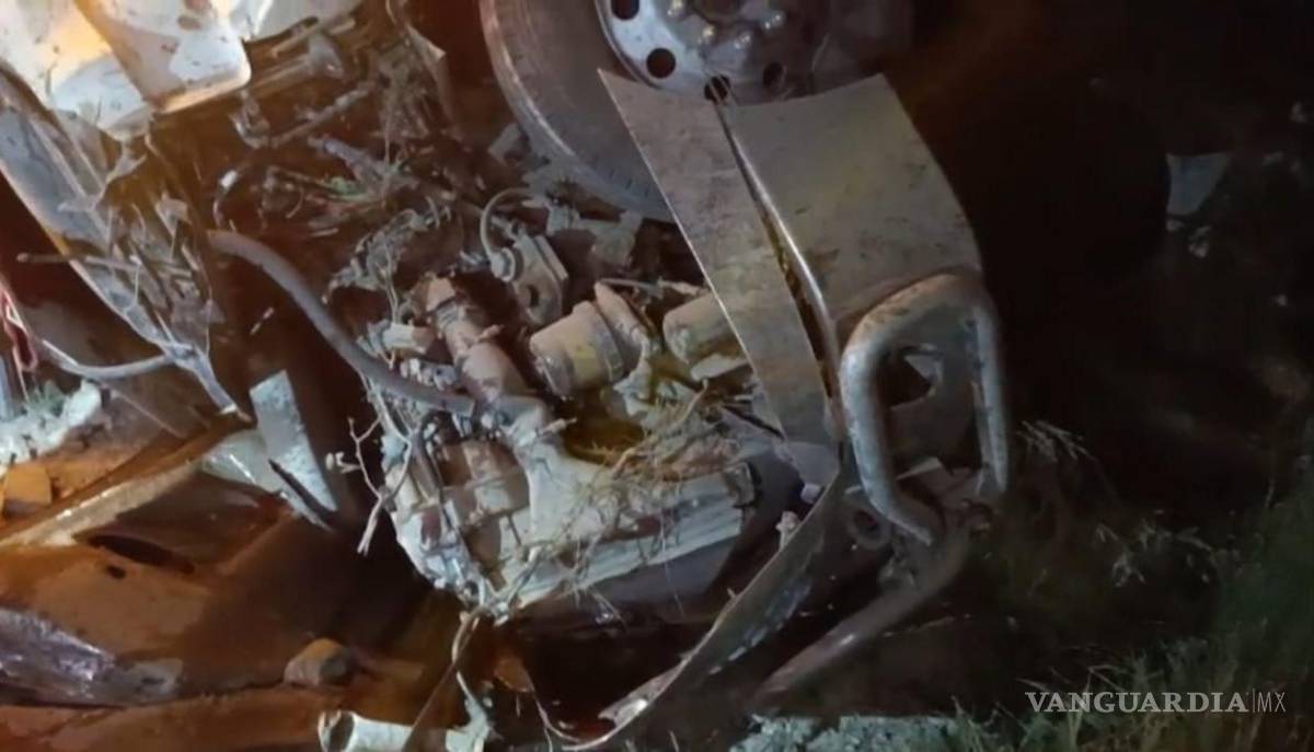 $!El impacto destruyó la cabina del tráiler tras caer al fondo del arroyo.