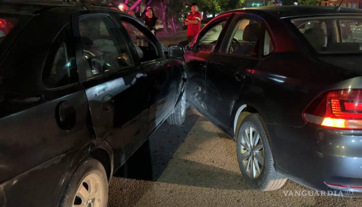 $!Elementos de Tránsito Municipal acudieron al lugar del percance registrado durante la noche para tomar conocimiento y coordinar las diligencias correspondientes.