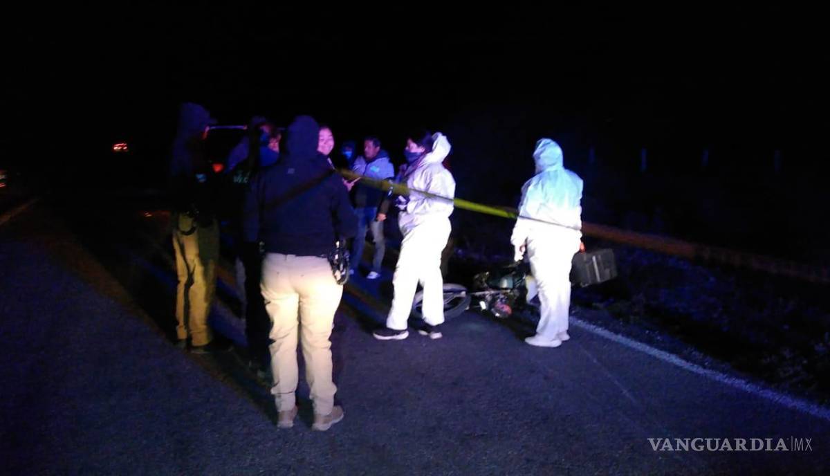 $!Paramédicos confirmaron que el motociclista ya no presentaba signos vitales.