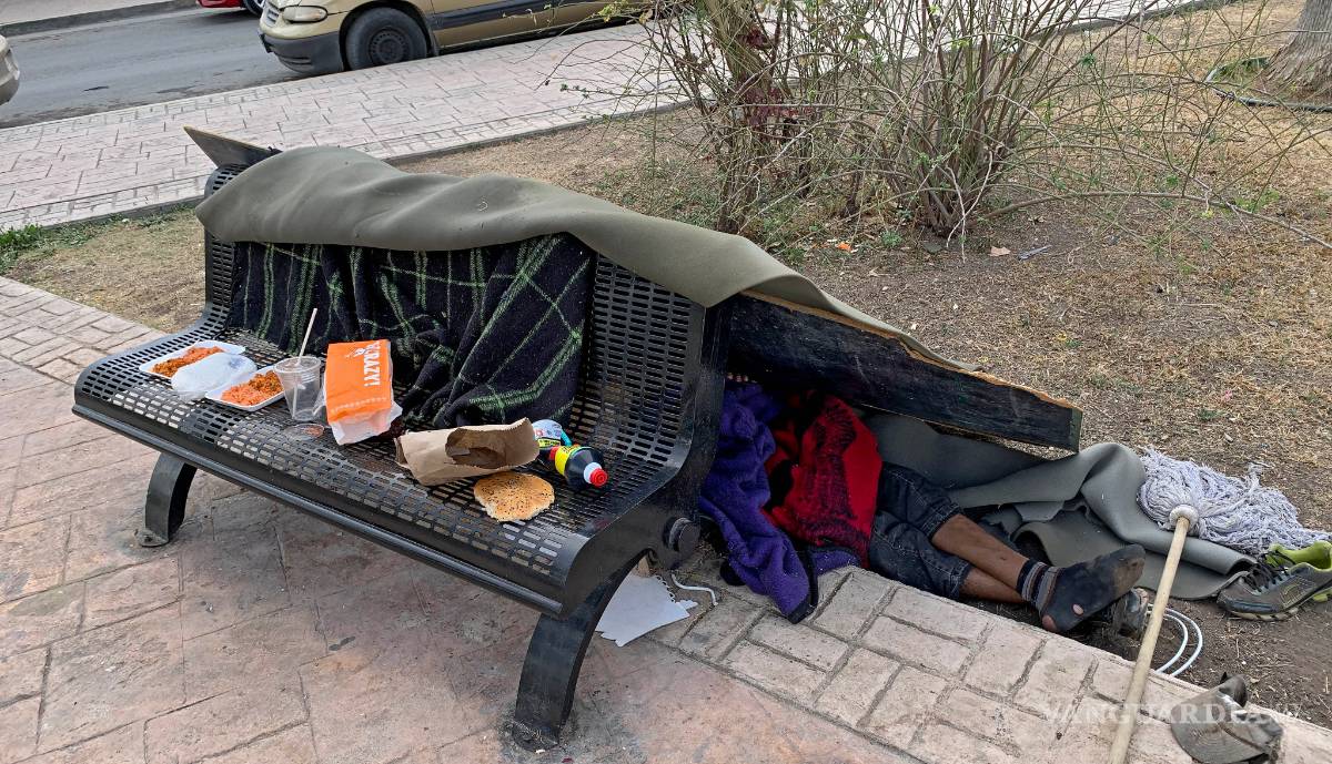 $!Montan migrantes ahora micro campamento en Centro Histórico de Saltillo