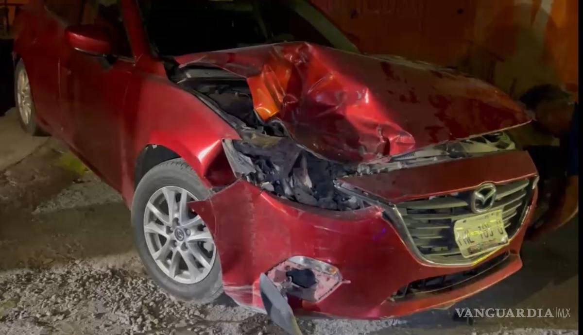$!El Mazda 3 fue impactado por alcance y, según la información recabada en el lugar, terminó proyectado hacia los carriles contrarios.