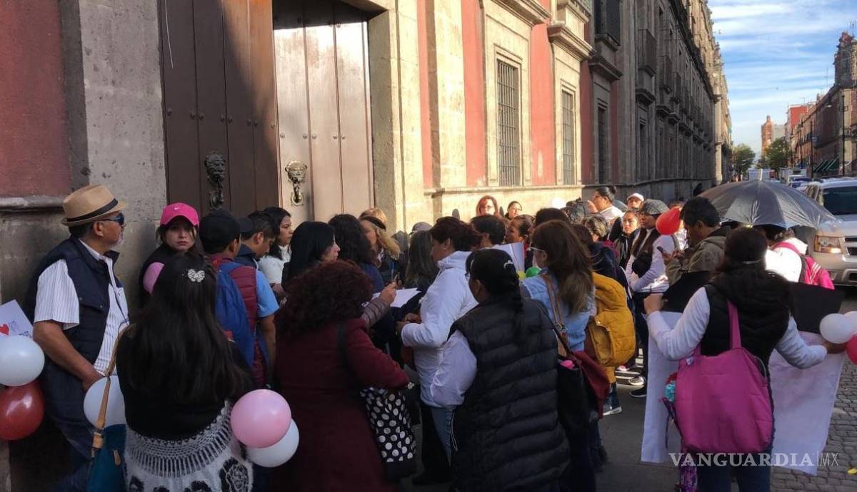 $!Empleadas protestan por estancias, piden audiencia a AMLO