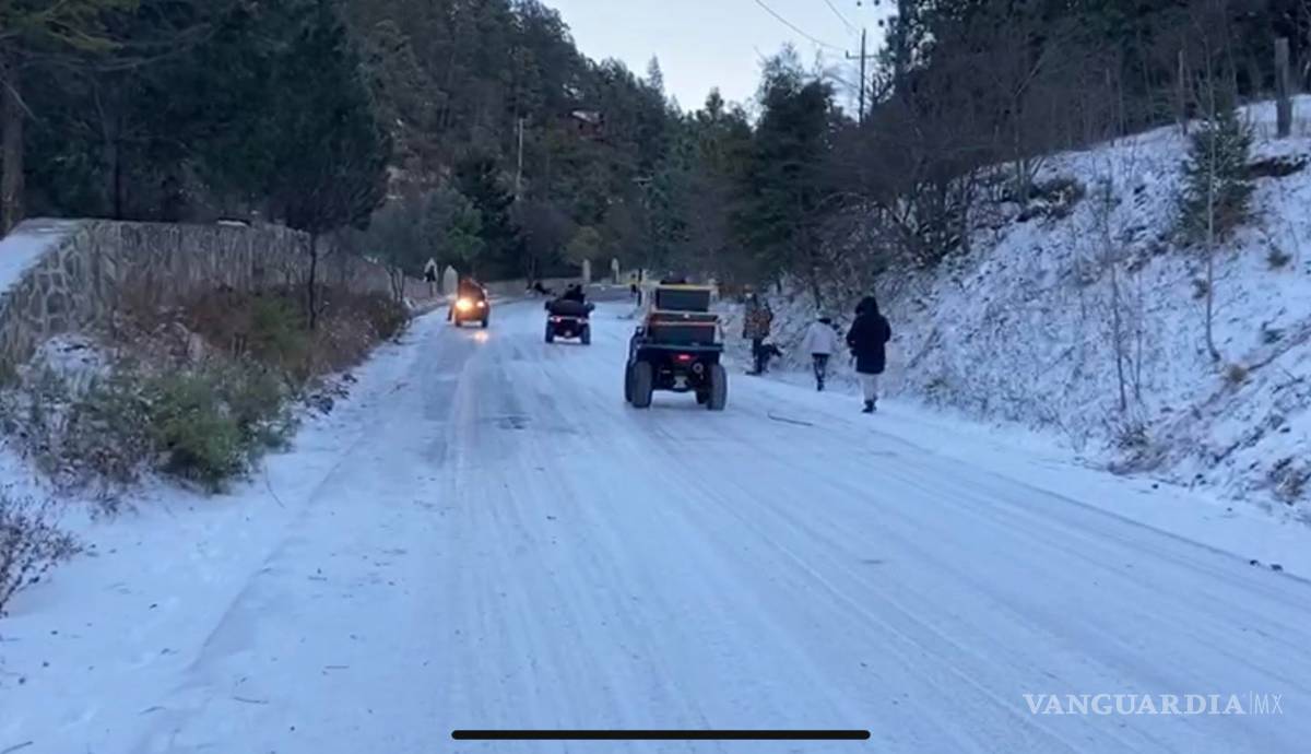 $!Cierran carretera 112 de Arteaga por hielo en cinta asfáltica