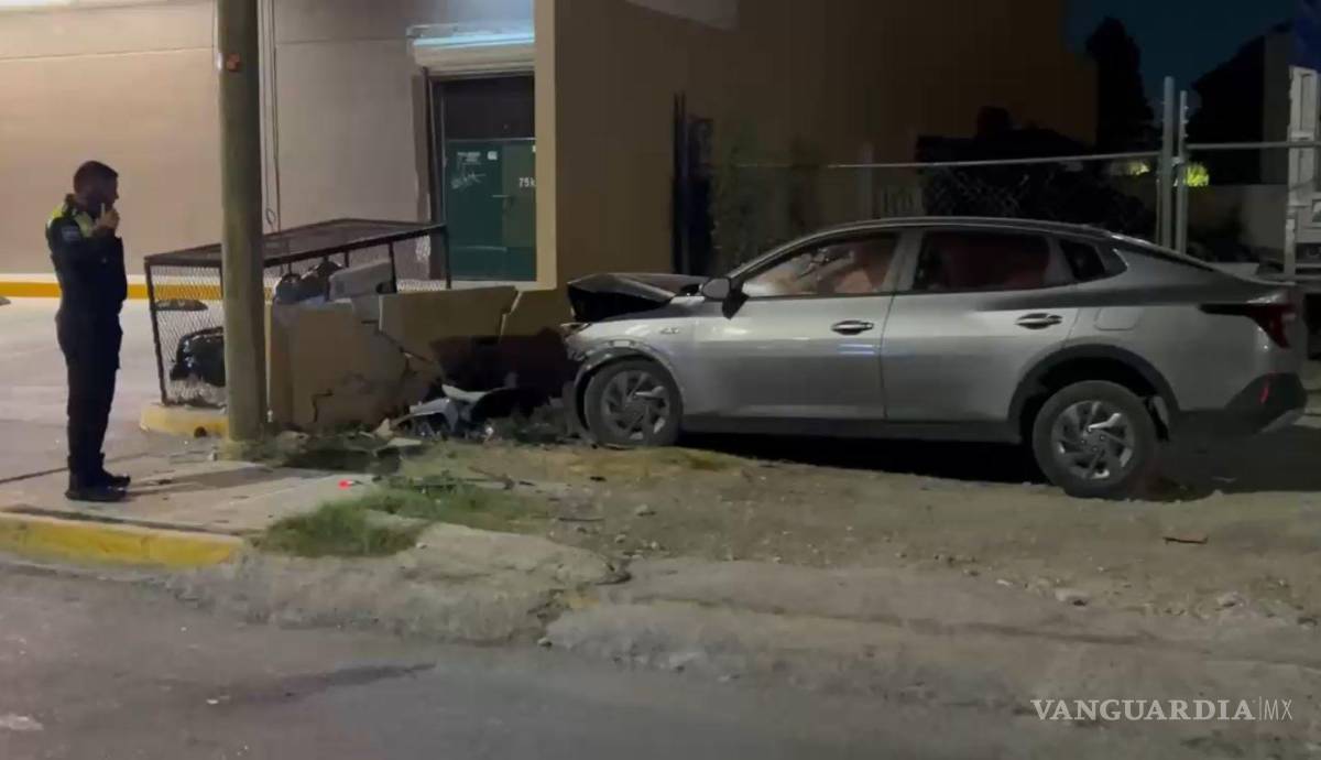 $!El vehículo terminó contra las instalaciones de una farmacia ubicada sobre el bulevar Luis Donaldo Colosio, en la colonia Villa Bonita II.