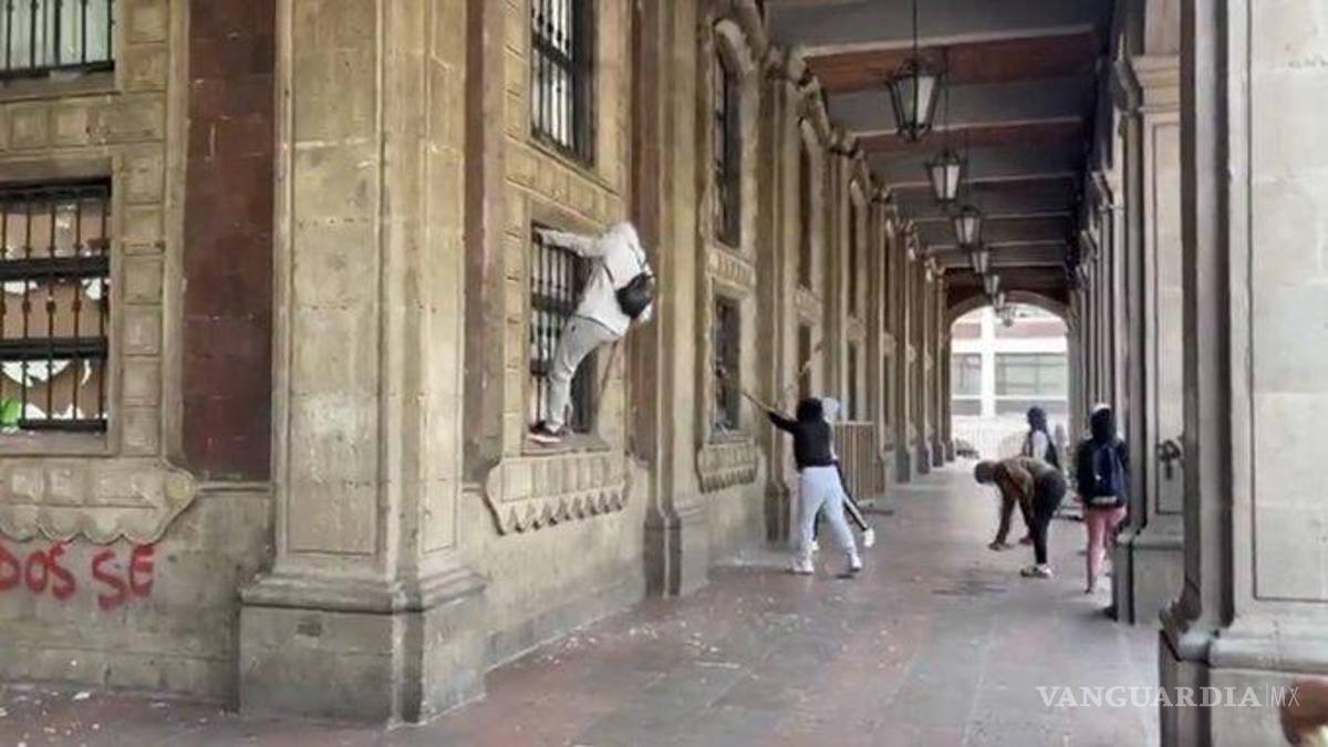 Protesta en Cuernavaca: Normalistas de Amilcingo bloquean el Palacio de Gobierno