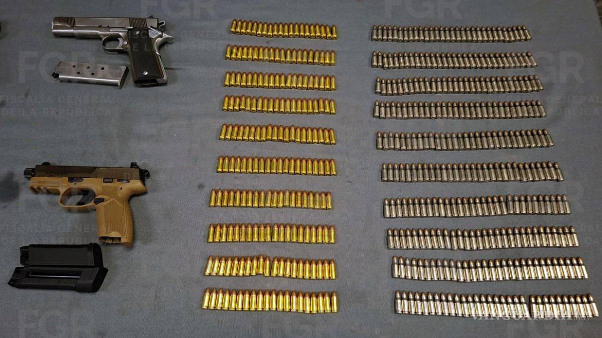 Vinculan a proceso a dos por portación de armas de fuego y delitos contra la salud, en Nuevo León