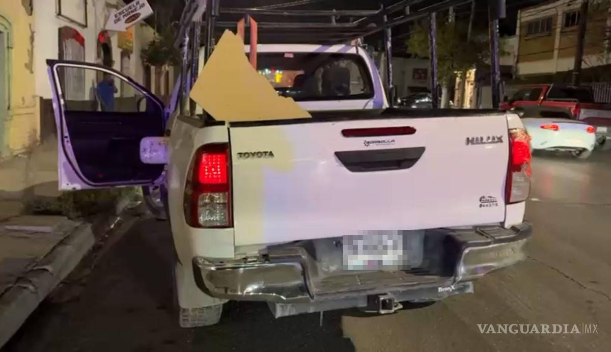 $!Elementos de Tránsito Municipal abanderaron el cruce de Rayón y Presidente Cárdenas tras el percance.