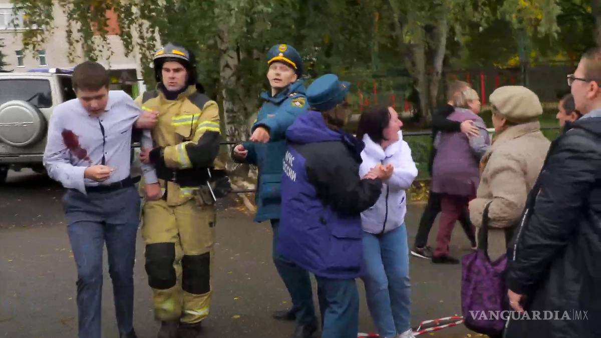 Hombre armado entra a una escuela y mata a 15 personas en Rusia
