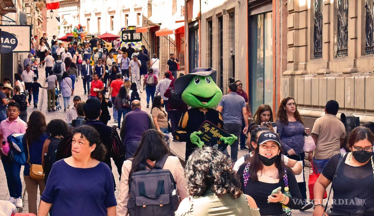 $!Decenas de personas recorren el centro histórico durante el Festival Internacional Cervantino en Guanajuato (México).