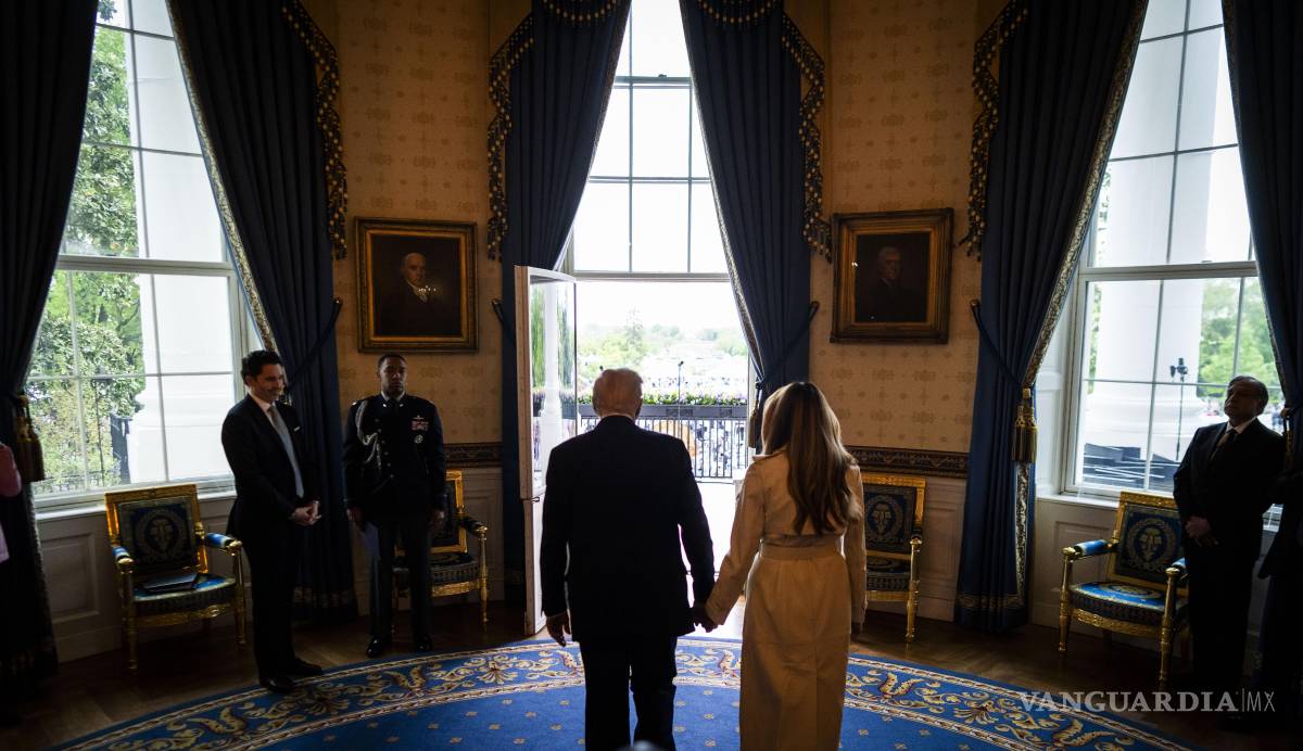 $!El presidente Donald Trump y la primera dama Melania Trump caminan desde el Salón Azul hasta el balcón durante el desfile de huevos de Pascua de 2025.