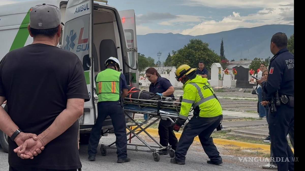 Rescatan a mujer que cayó al fondo de una cripta, en Saltillo