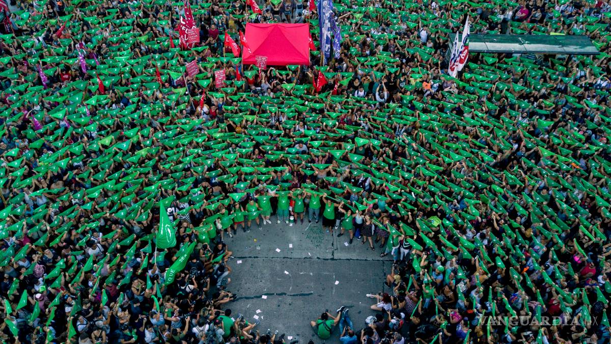 Dan las mujeres en ArgentIna ‘pañuelazos’ en pro del aborto