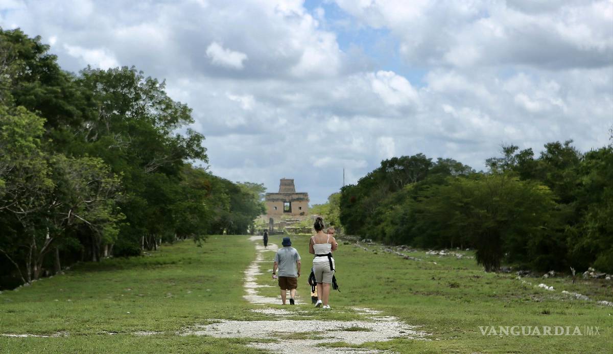 $!Personas visitan la zona arqueológica Dzibilchaltun en el ejido de Chablekal, estado de Yucatán (México).