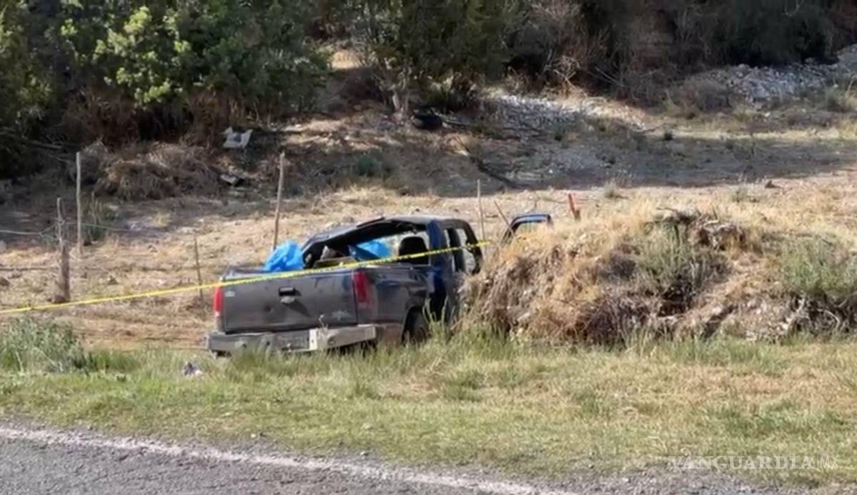 $!La camioneta terminó volcada fuera de la carretera estatal 110, a la altura del kilómetro 8 rumbo a Los Lirios.