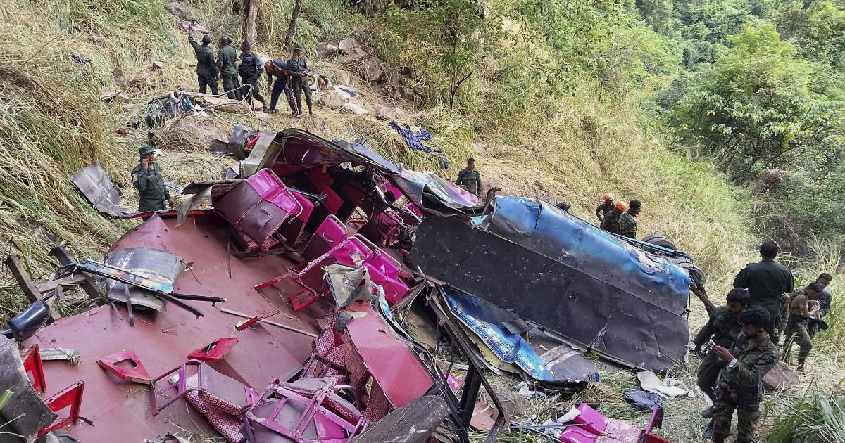 Autobús de pasajeros cae por acantilado en Sri Lanka y mueren 15 personas