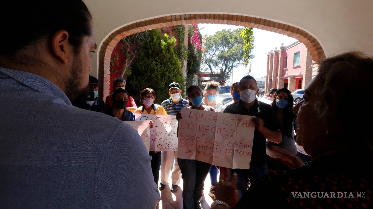 Irrumpen en conferencia de Morena en Saltillo y exigen pago de pensión a adultos mayores