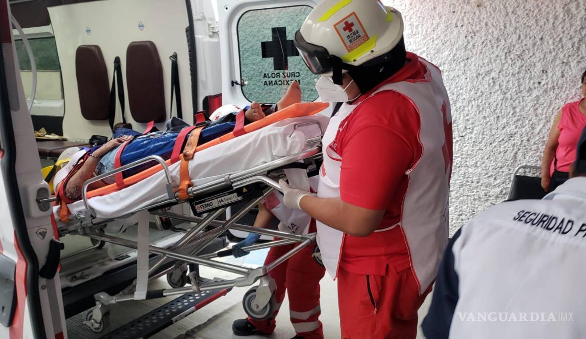 $!Los paramédicos brindaron los primeros auxilios prehospitalarios a los heridos y los estabilizaron antes de ser trasladados.