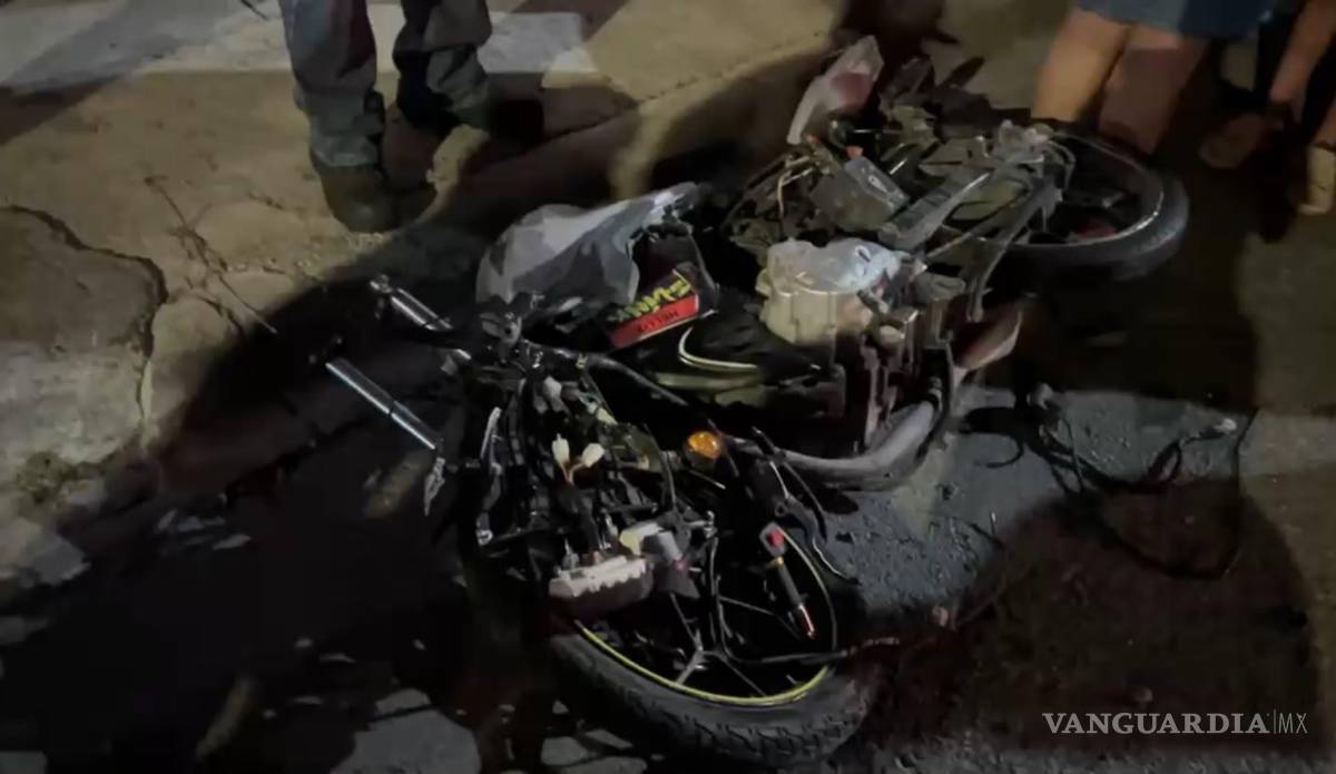 $!La motocicleta quedó destrozada tras el impacto de la camioneta, cuyo conductor escapó sin auxiliar a los adolescentes.
