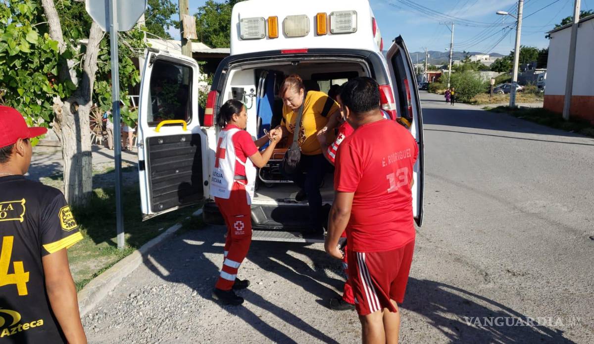 $!Después de recibir auxilios prehospitalarios, fue trasladada al centro de salud para una mejor atención.
