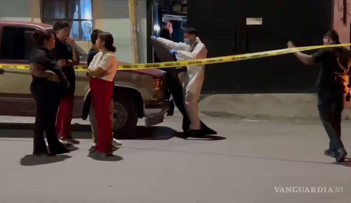 $!Familiares intentaban trasladar a Saúl a un hospital luego de encontrarlo inconsciente en su vivienda; paramédicos confirmaron que ya no tenía signos vitales.