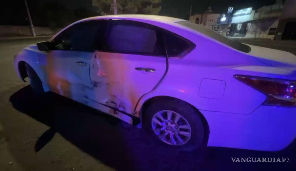 $!El vehículo Nissan Altima quedó con daños en un costado tras la imprudente maniobra.