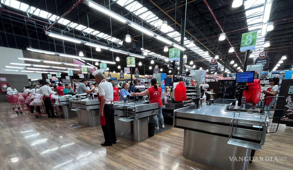 $!Trabajadores de supermercados en Saltillo reportan desconocer cuándo comenzarán a implementarse las disposiciones de la Ley Silla.