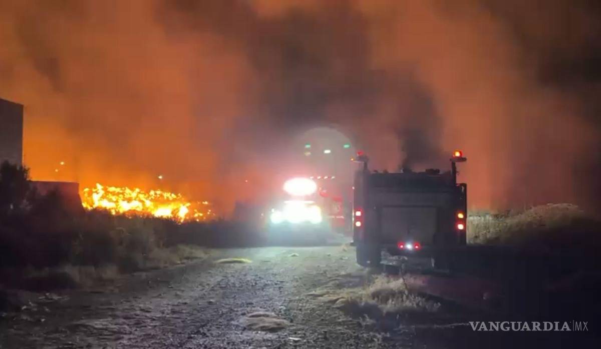 $!Unidades cisterna y pipas apoyaron en las labores para controlar el fuego.