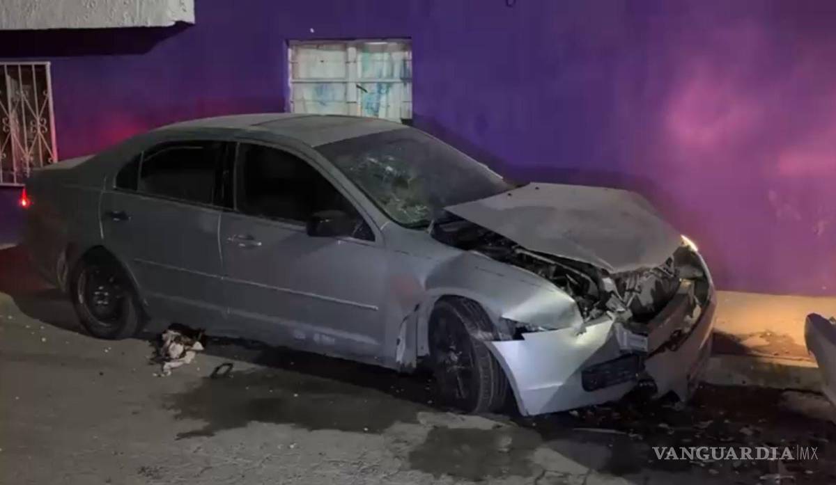 $!El automóvil responsable presentó daños de consideración tras subir a la banqueta y chocar contra otra unidad.