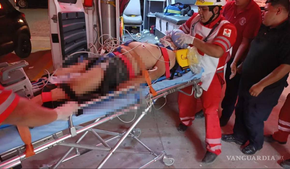 $!El conductor del vehículo sufrió lesiones de consideración, incluyendo traumatismo craneoencefálico y lesiones en el tórax, por lo que fue trasladado de urgencia a un centro médico para su atención.