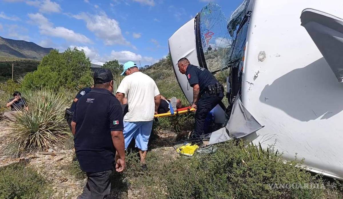 $!Elementos de distintas corporaciones de seguridad acudieron al lugar del accidente para tomar conocimiento de los hechos y apoyar en las maniobras tras la volcadura del camión.
